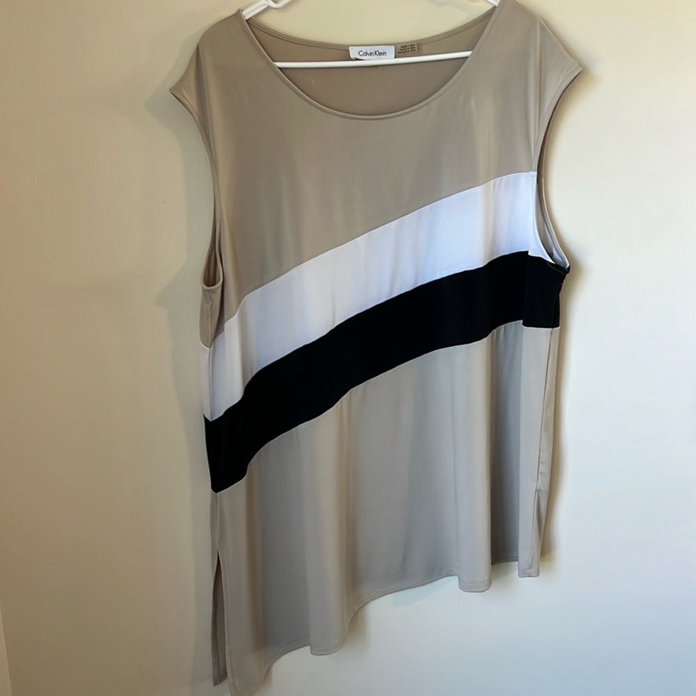 Calvin Klein Sleeveless Slanted Angle Career Top (Size: 1X)(Tan/White/Black) EUC